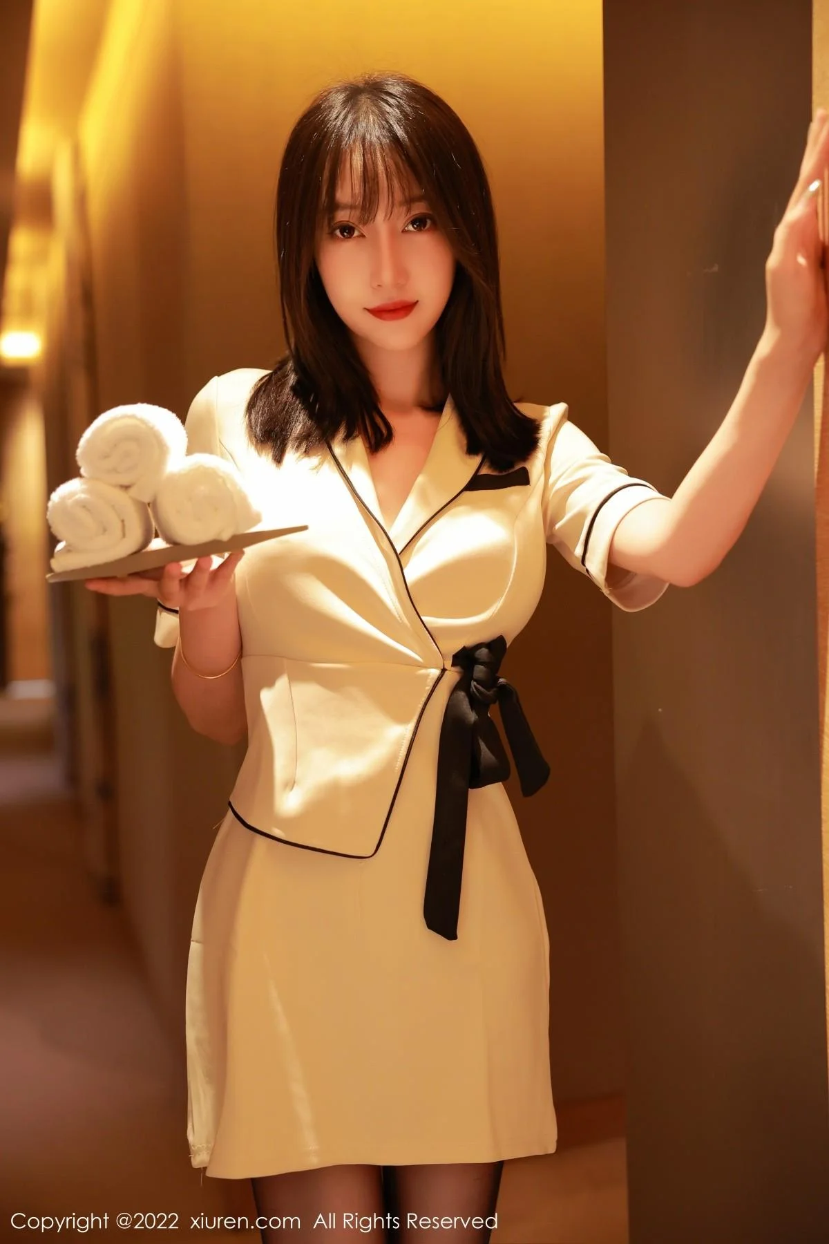玥儿玥er香格里拉旅拍角色扮演黄色制服配开档黑丝绝美写真 第 1 张