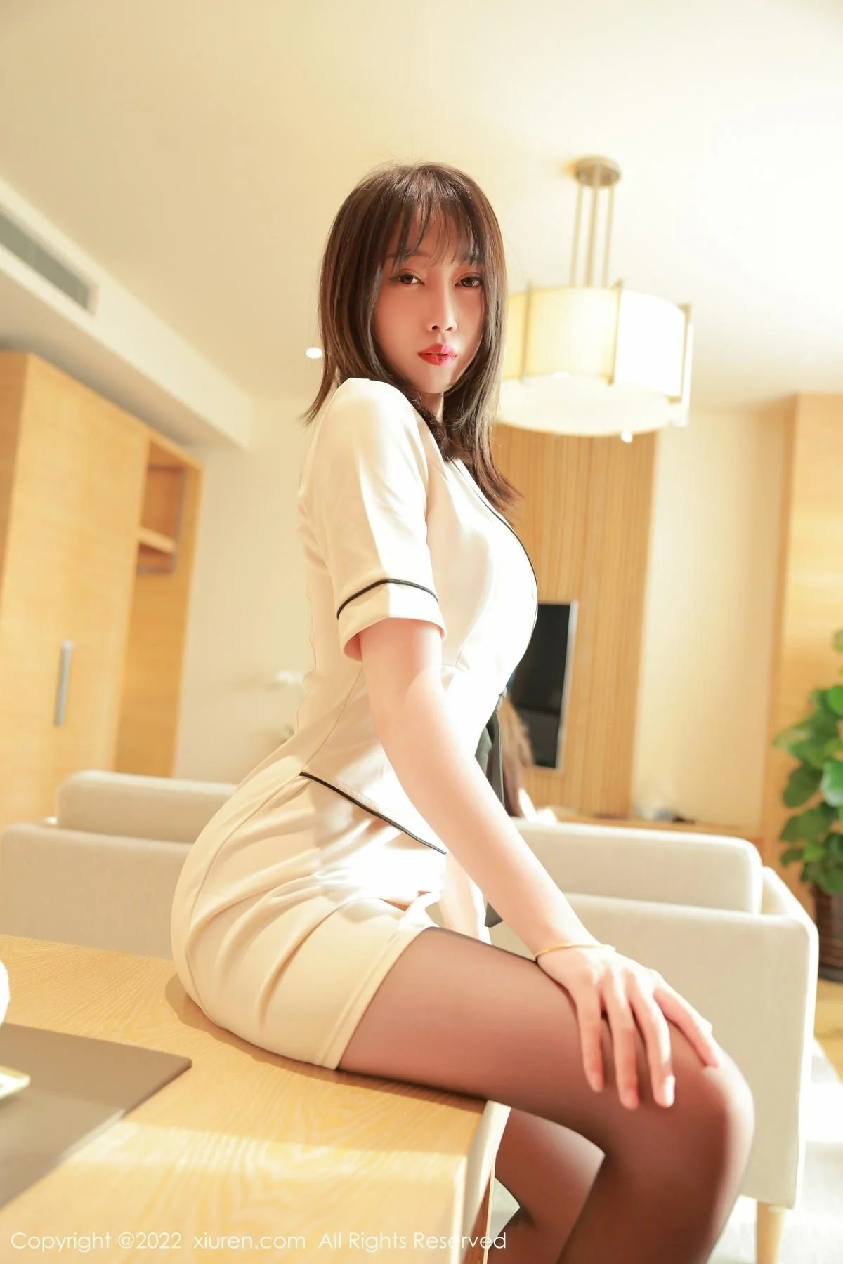 玥儿玥er香格里拉旅拍角色扮演黄色制服配开档黑丝绝美写真 第 7 张
