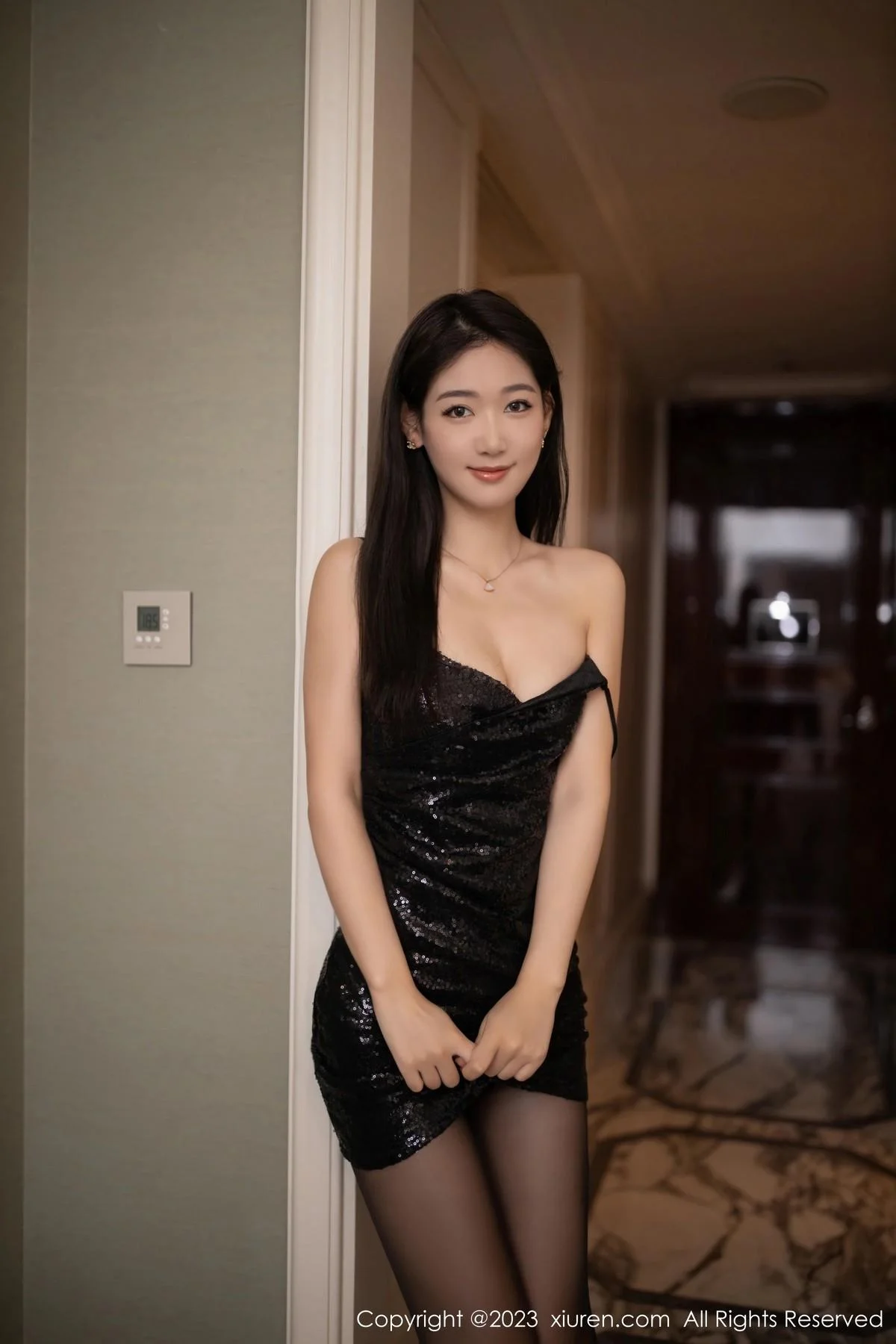 唐安琪性感黑色吊带裙配超薄无内黑丝秀柔美身姿绝美写真 第 5 张
