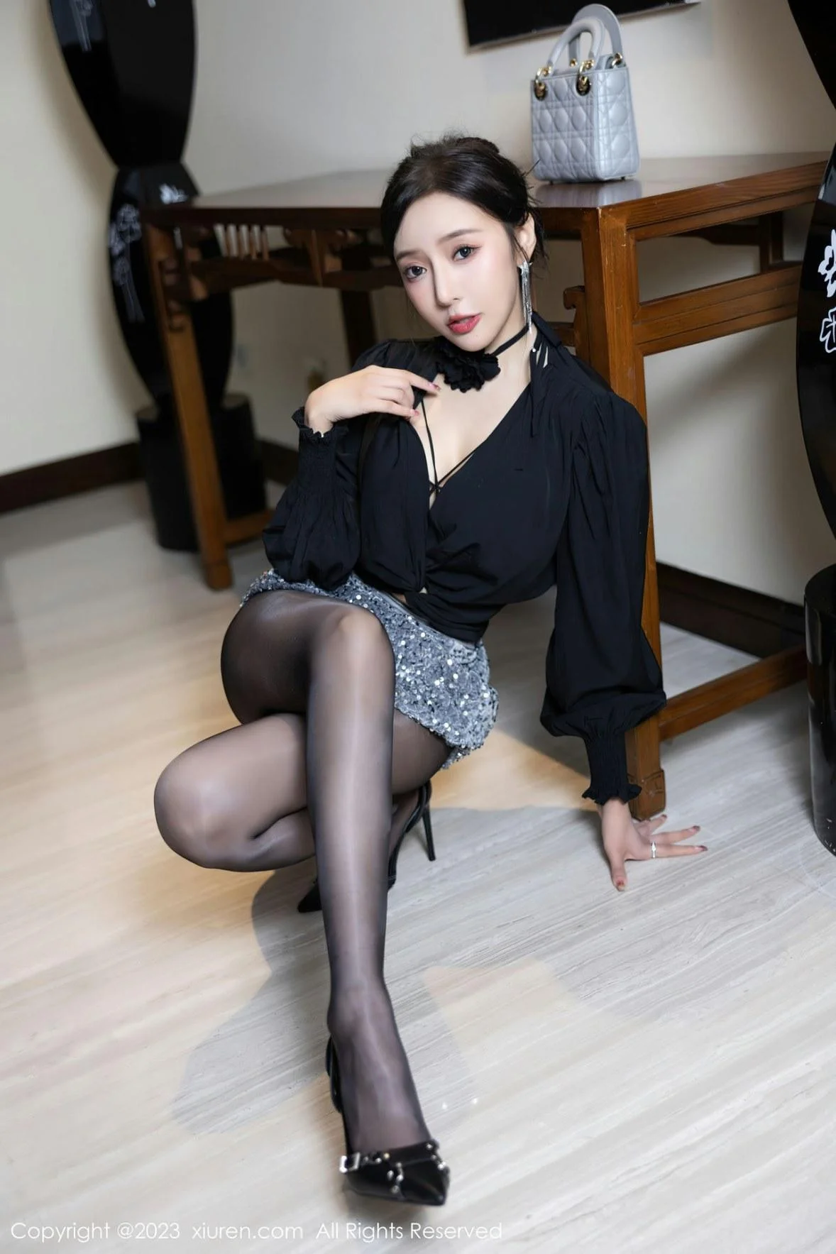 王馨瑶yanni私房半脱露性感黑色蕾丝内衣配开档黑丝绝美写真 第 17 张