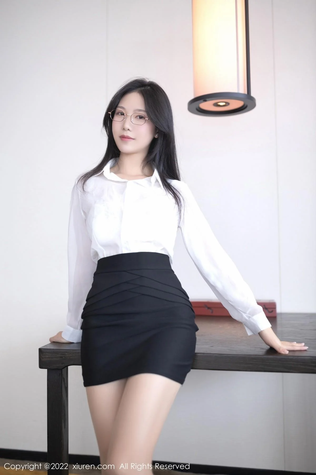 利世私房白衬衣配黑短裙半脱露蕾丝内衣开档肉丝绝美写真 第 1 张