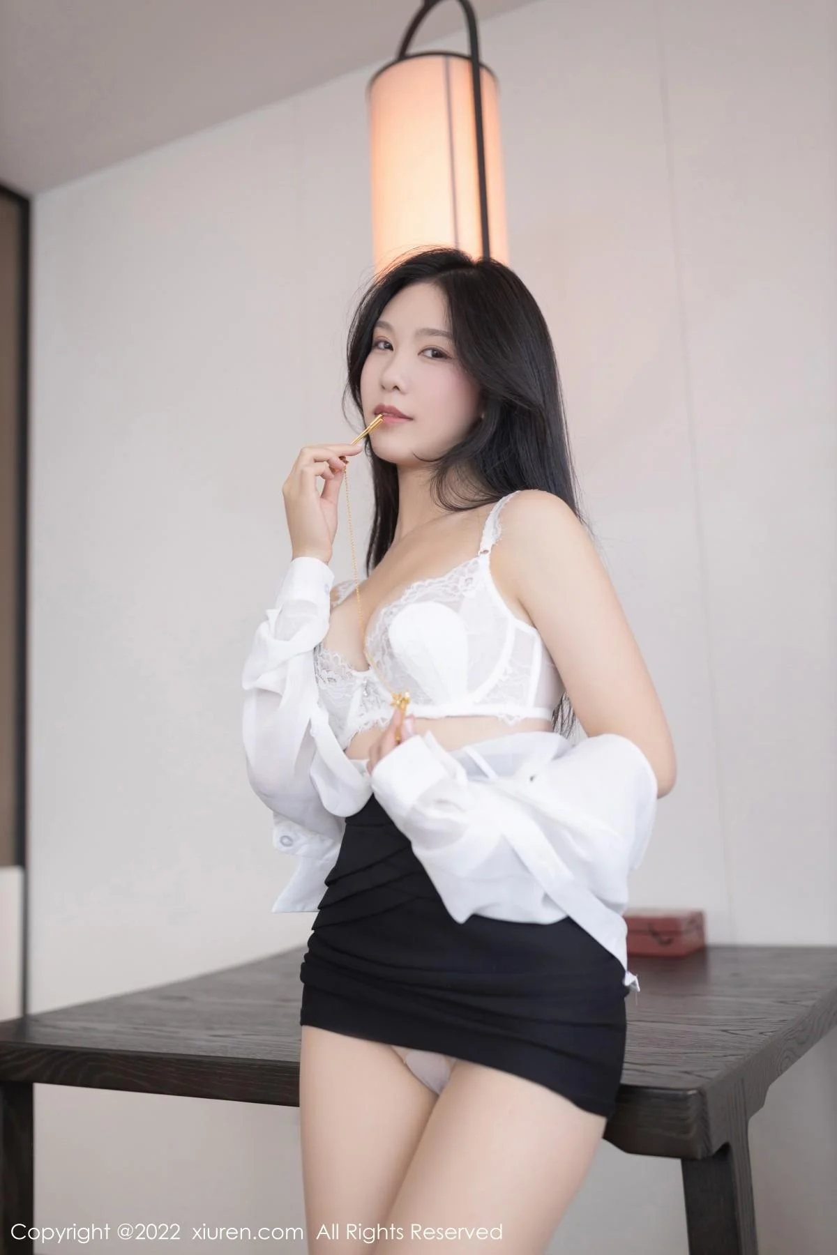 利世私房白衬衣配黑短裙半脱露蕾丝内衣开档肉丝绝美写真 第 16 张