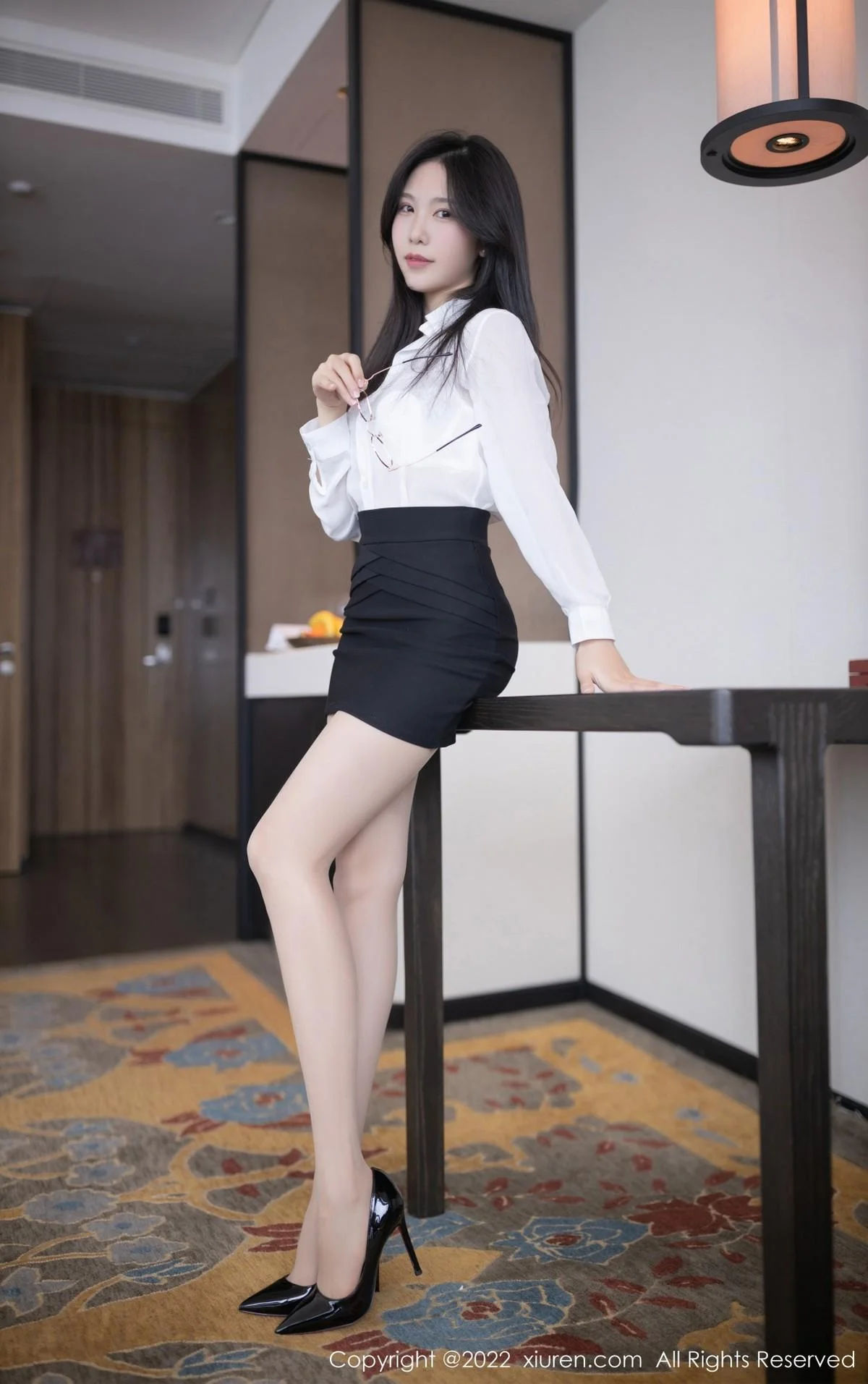 利世私房白衬衣配黑短裙半脱露蕾丝内衣开档肉丝绝美写真 第 3 张