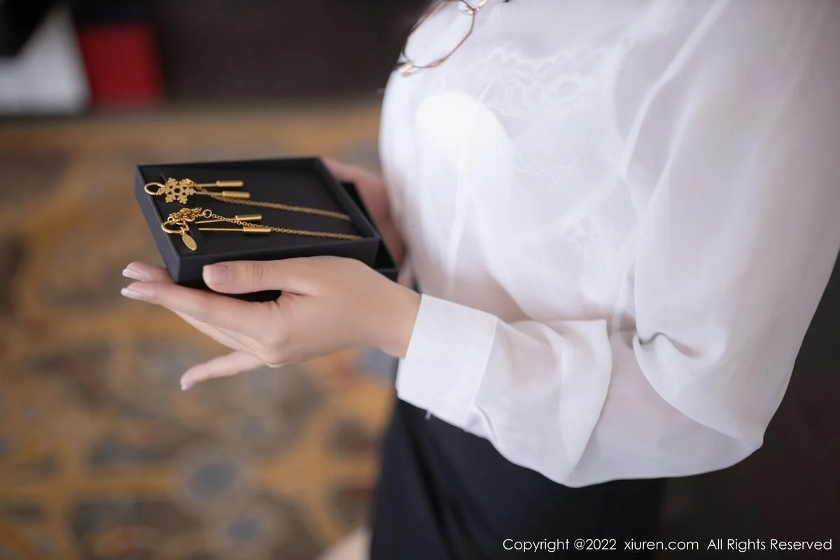 利世私房白衬衣配黑短裙半脱露蕾丝内衣开档肉丝绝美写真 第 5 张