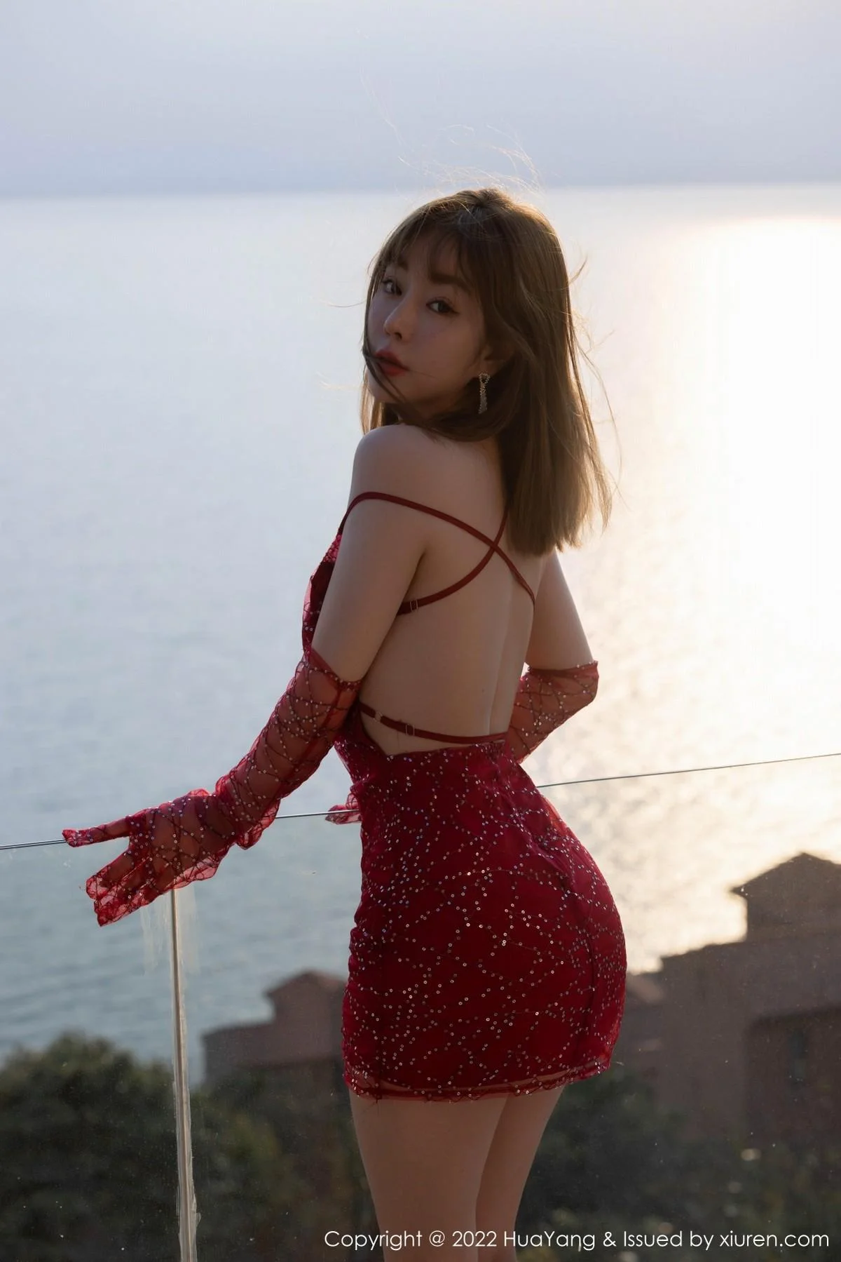 王雨纯大理旅拍红色吊带短裙配黑色丁字裤秀翘臀绝美写真 第 25 张