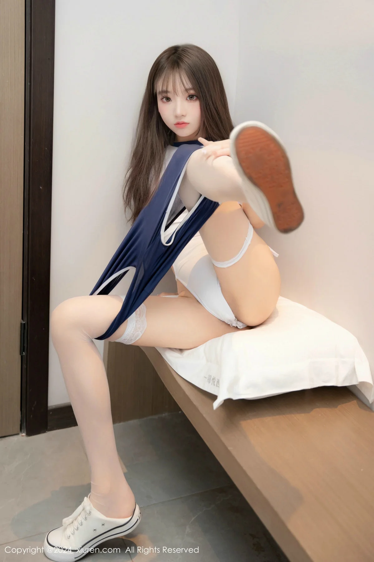 羊大衣性感白色死库水配白丝袜秀完美身材迷人绝美写真 第 1 张