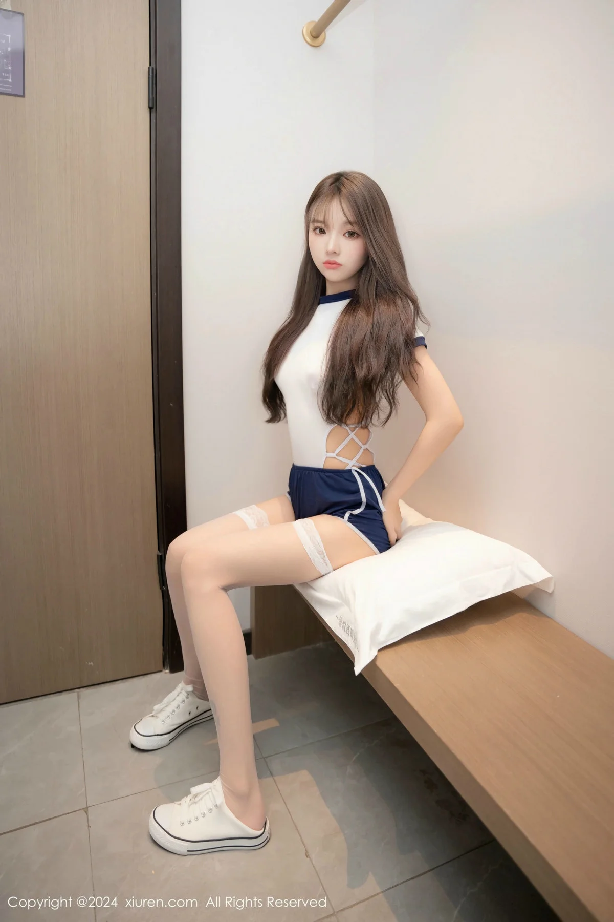羊大衣性感白色死库水配白丝袜秀完美身材迷人绝美写真 第 12 张