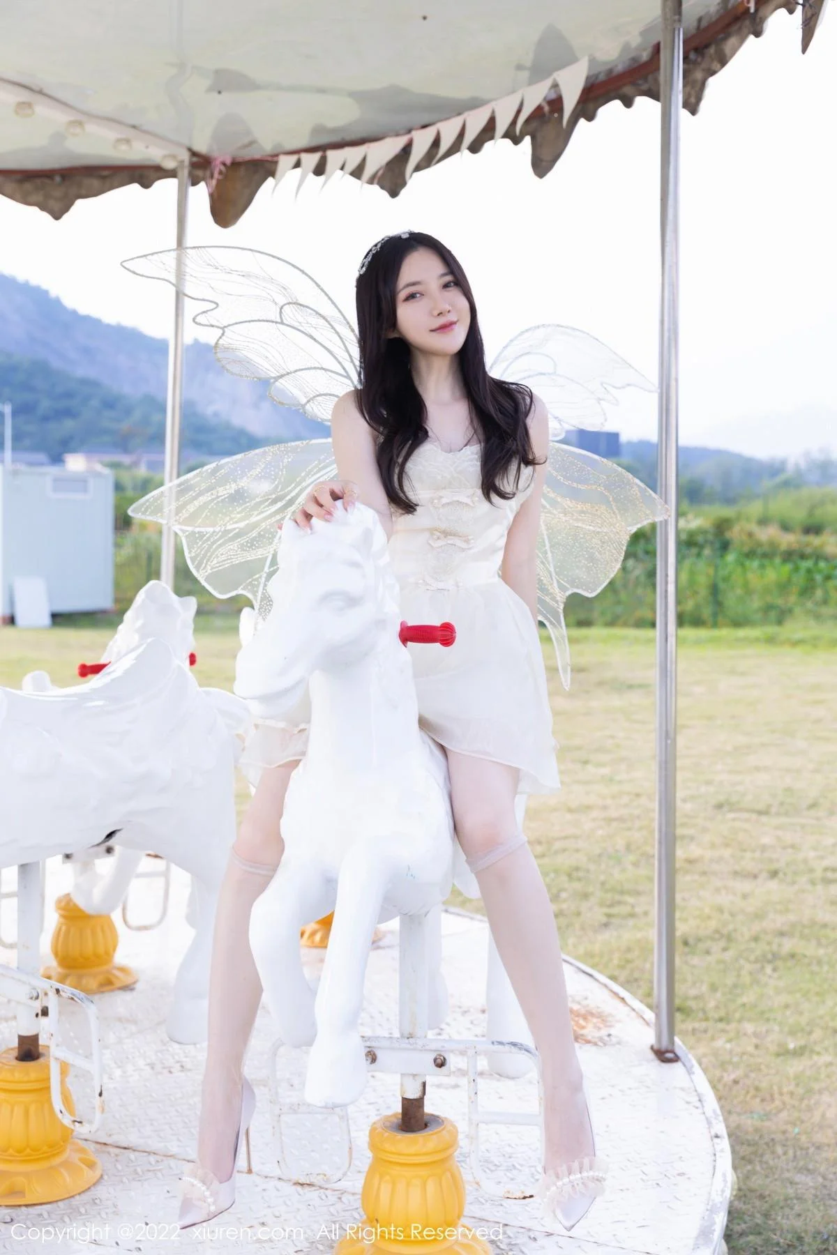 鱼子酱Fish户外场景性感白色羽翼公主裙配原色丝袜迷人写真 第 1 张