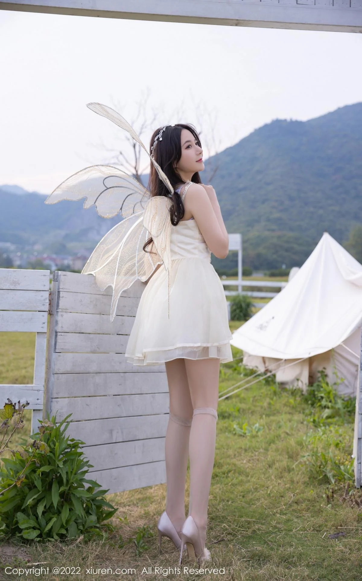 鱼子酱Fish户外场景性感白色羽翼公主裙配原色丝袜迷人写真 第 17 张