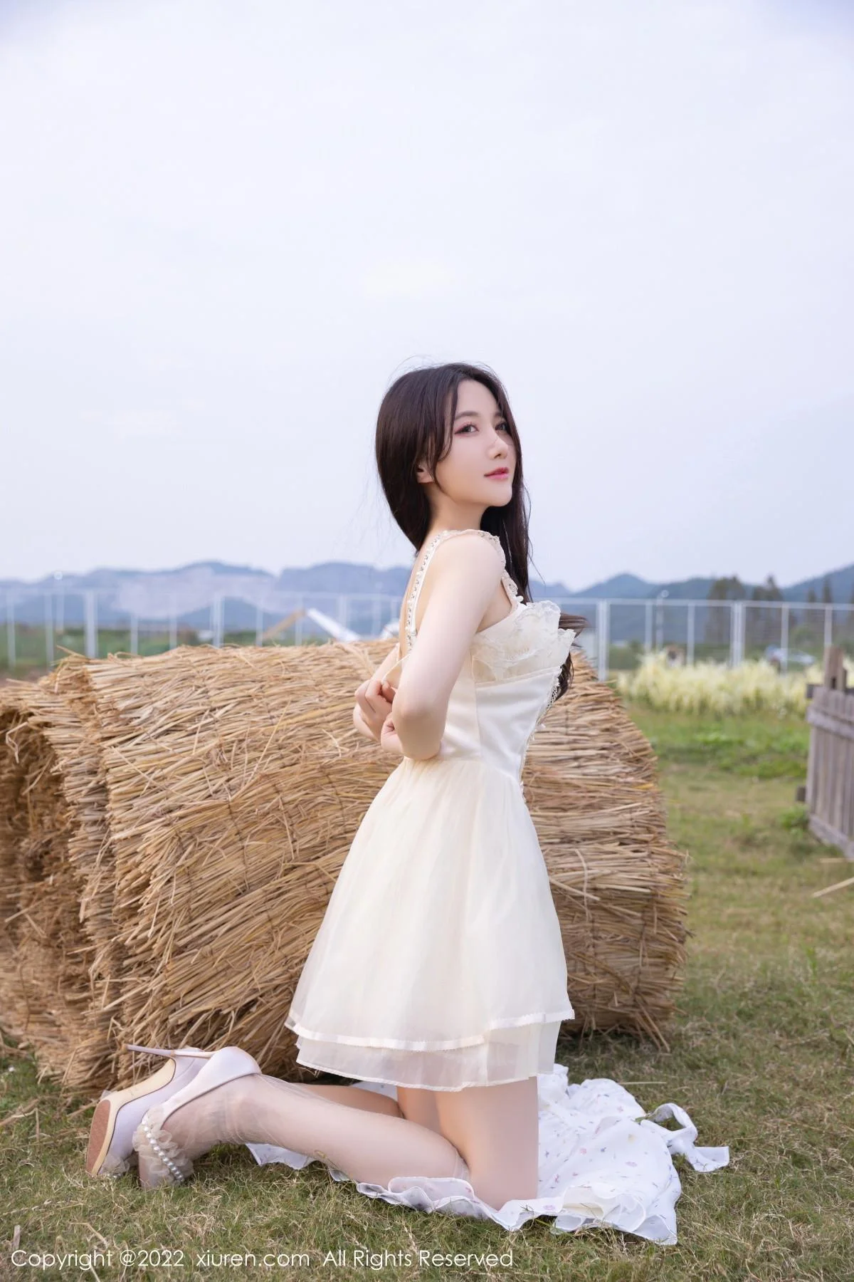 鱼子酱Fish户外场景性感白色羽翼公主裙配原色丝袜迷人写真 第 45 张