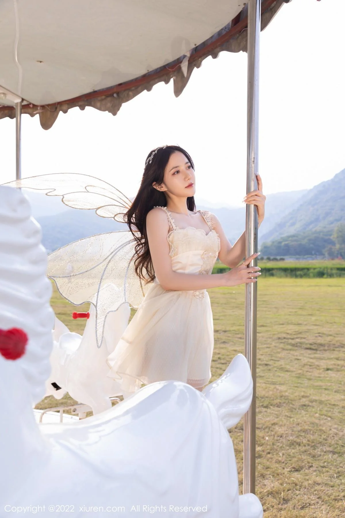 鱼子酱Fish户外场景性感白色羽翼公主裙配原色丝袜迷人写真 第 9 张