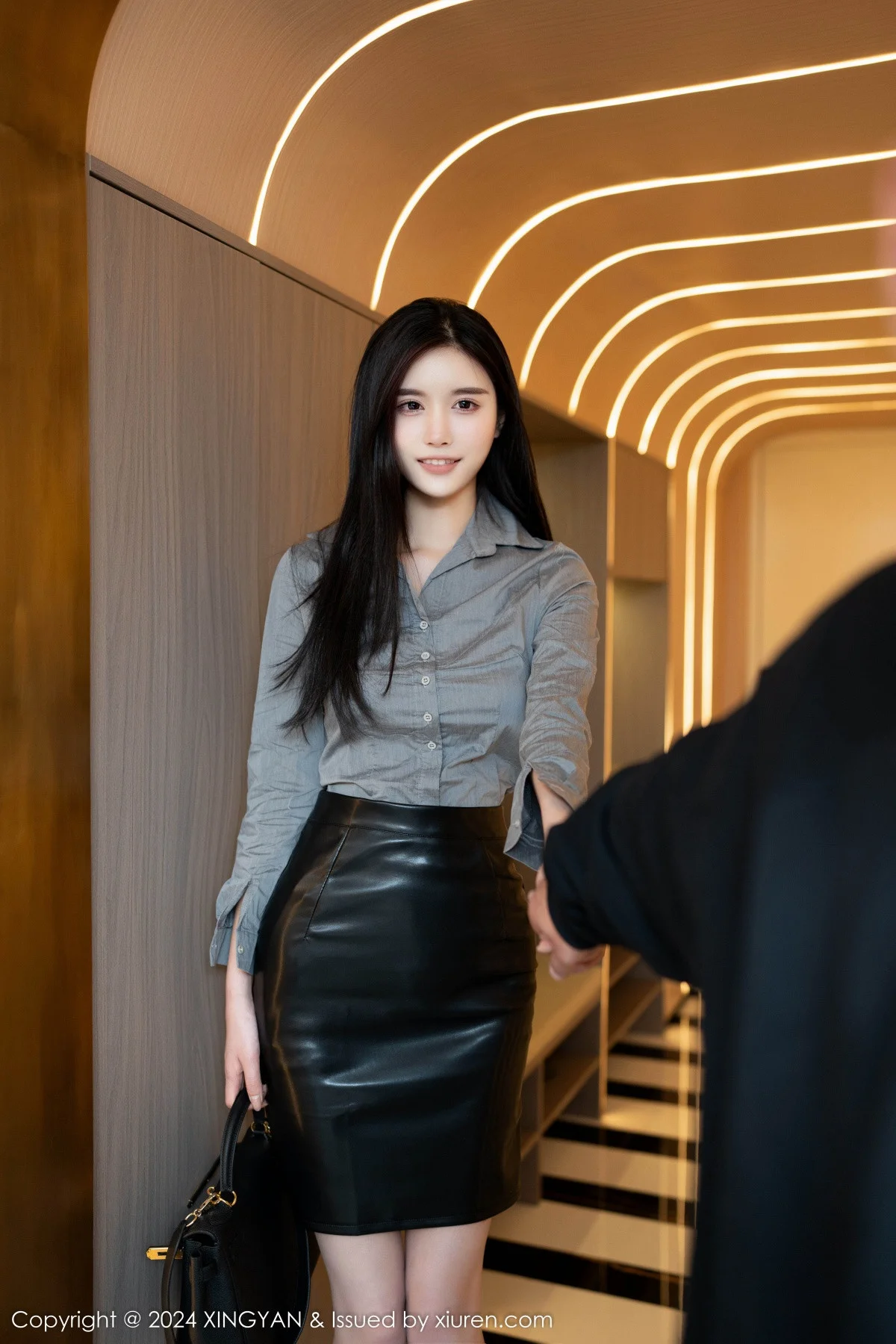 Erikaki性感灰色上衣配黑短裙露黑色内衣秀曼妙身姿迷人写真 第 13 张
