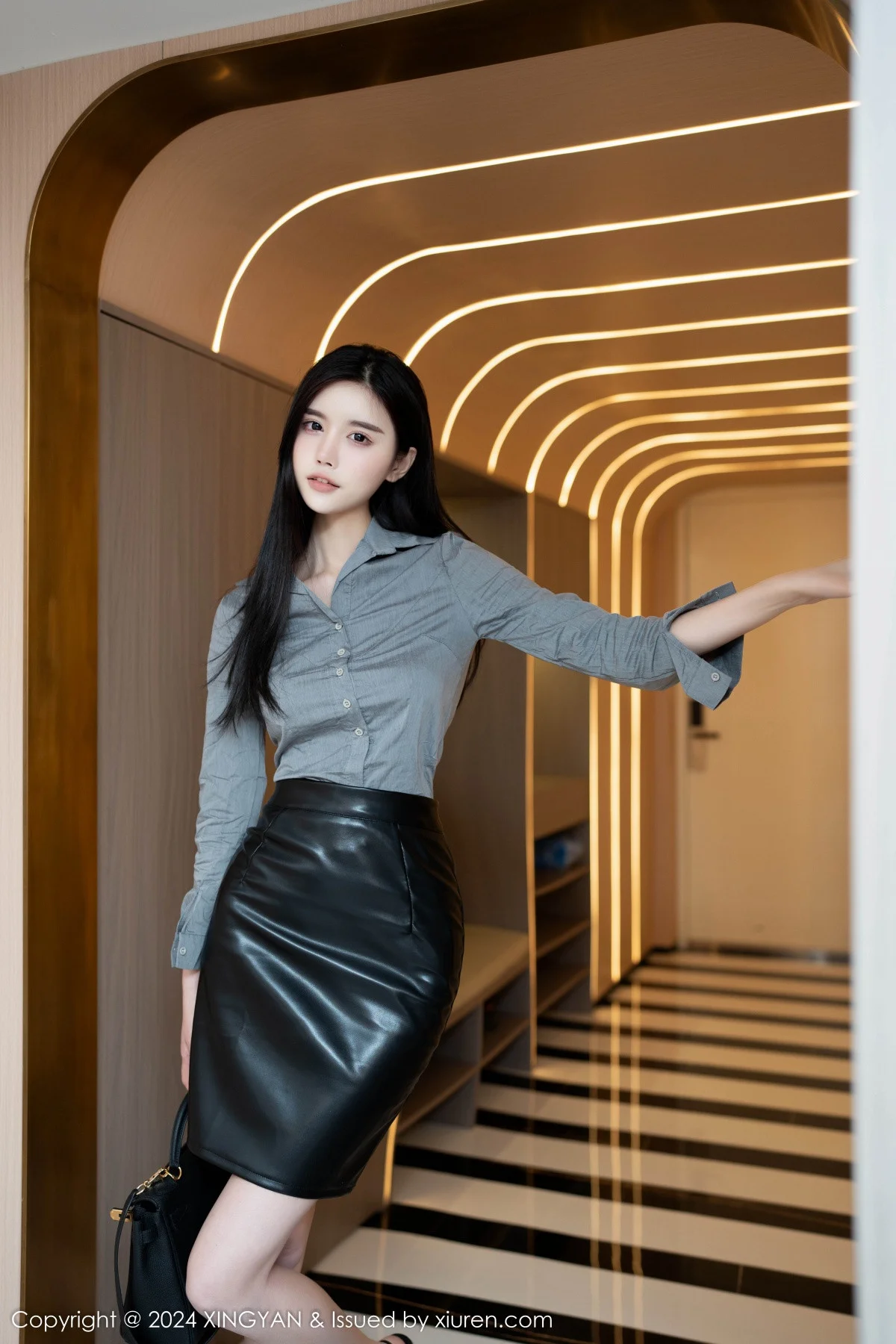 Erikaki性感灰色上衣配黑短裙露黑色内衣秀曼妙身姿迷人写真 第 17 张