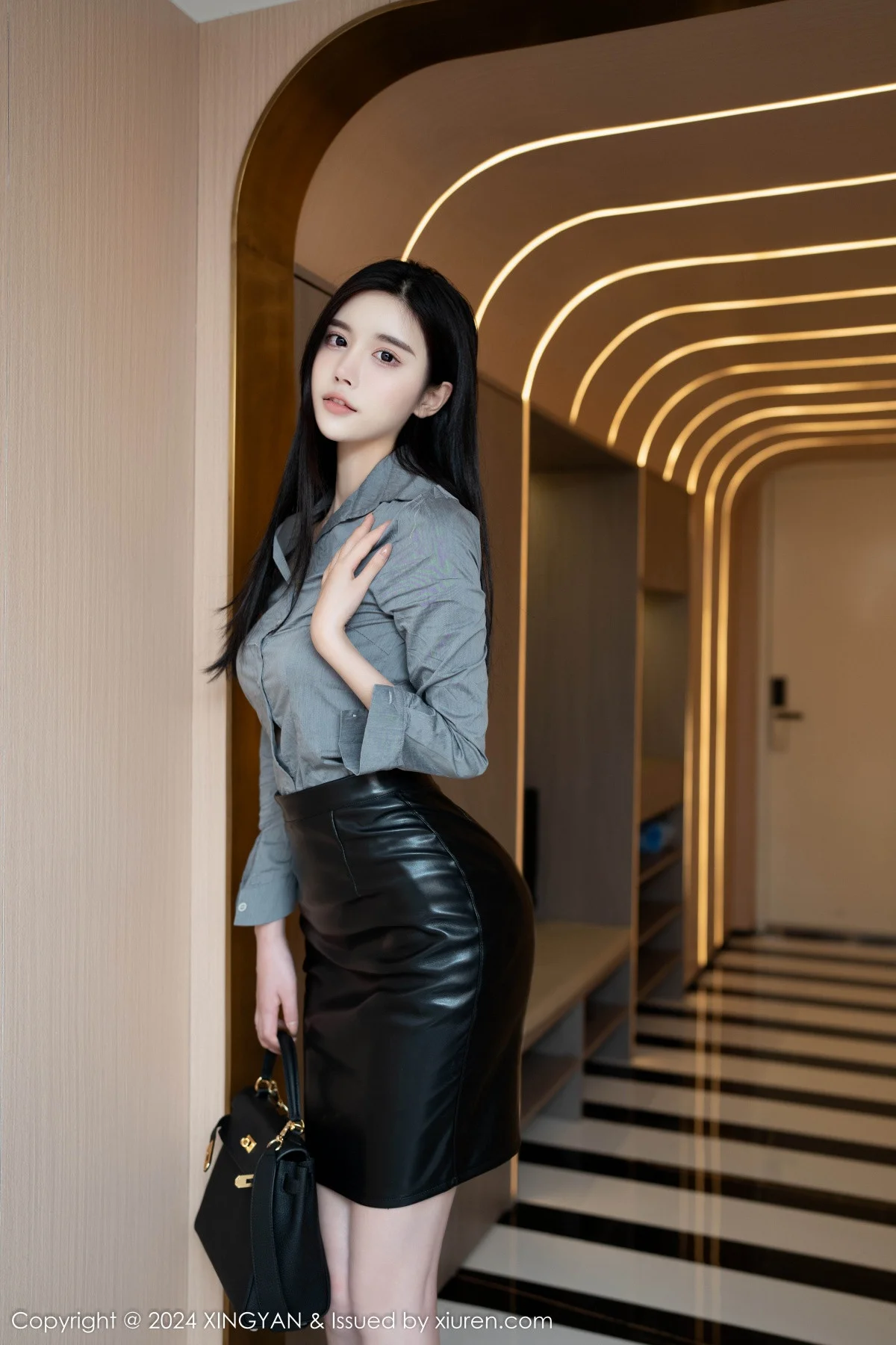 Erikaki性感灰色上衣配黑短裙露黑色内衣秀曼妙身姿迷人写真 第 23 张