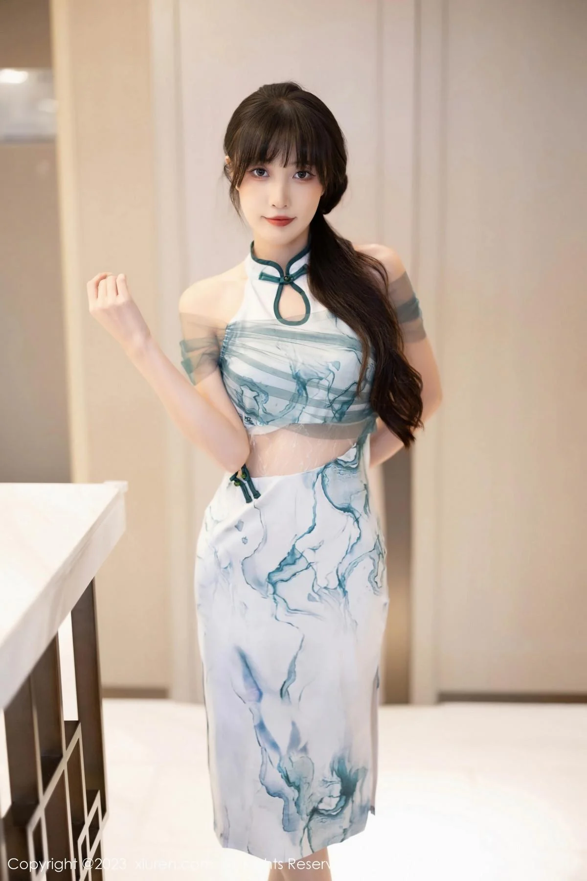林星阑性感白色带图案旗袍露性感内衣秀曼妙身姿绝美写真 第 1 张
