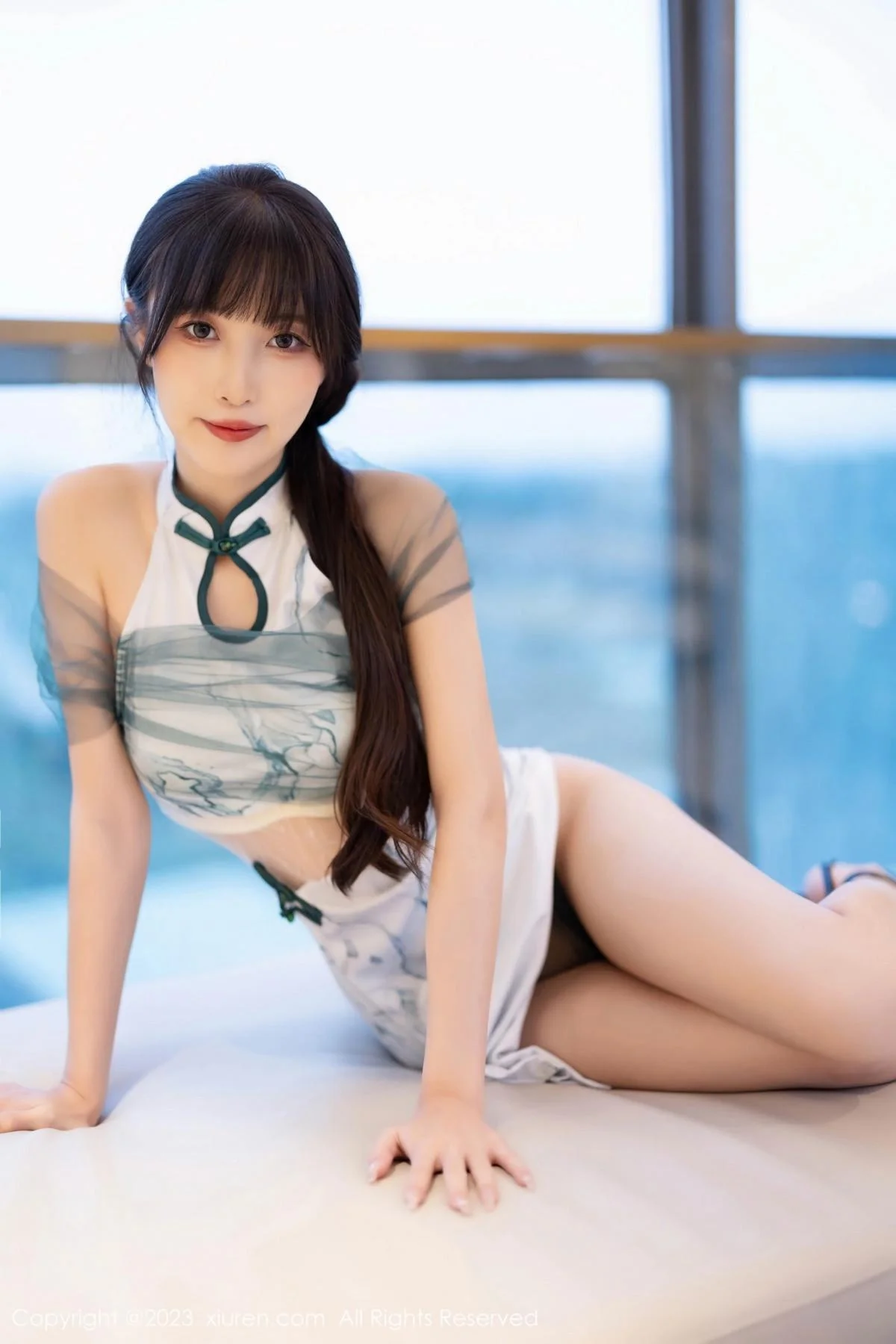 林星阑性感白色带图案旗袍露性感内衣秀曼妙身姿绝美写真 第 16 张