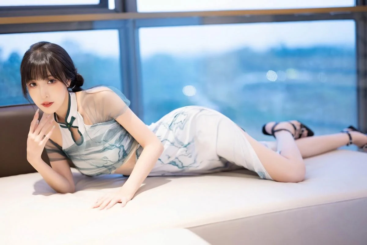 林星阑性感白色带图案旗袍露性感内衣秀曼妙身姿绝美写真 第 17 张