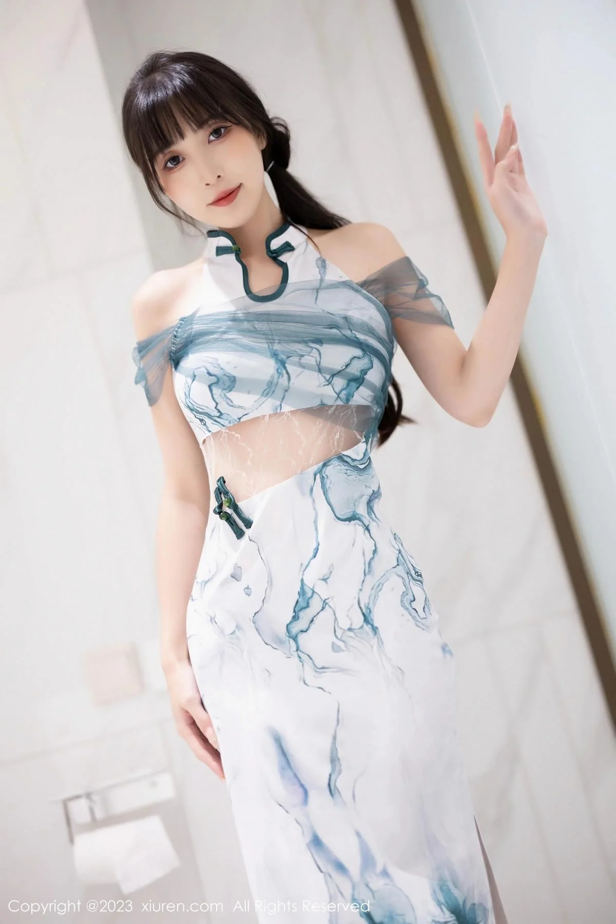 林星阑性感白色带图案旗袍露性感内衣秀曼妙身姿绝美写真 第 23 张