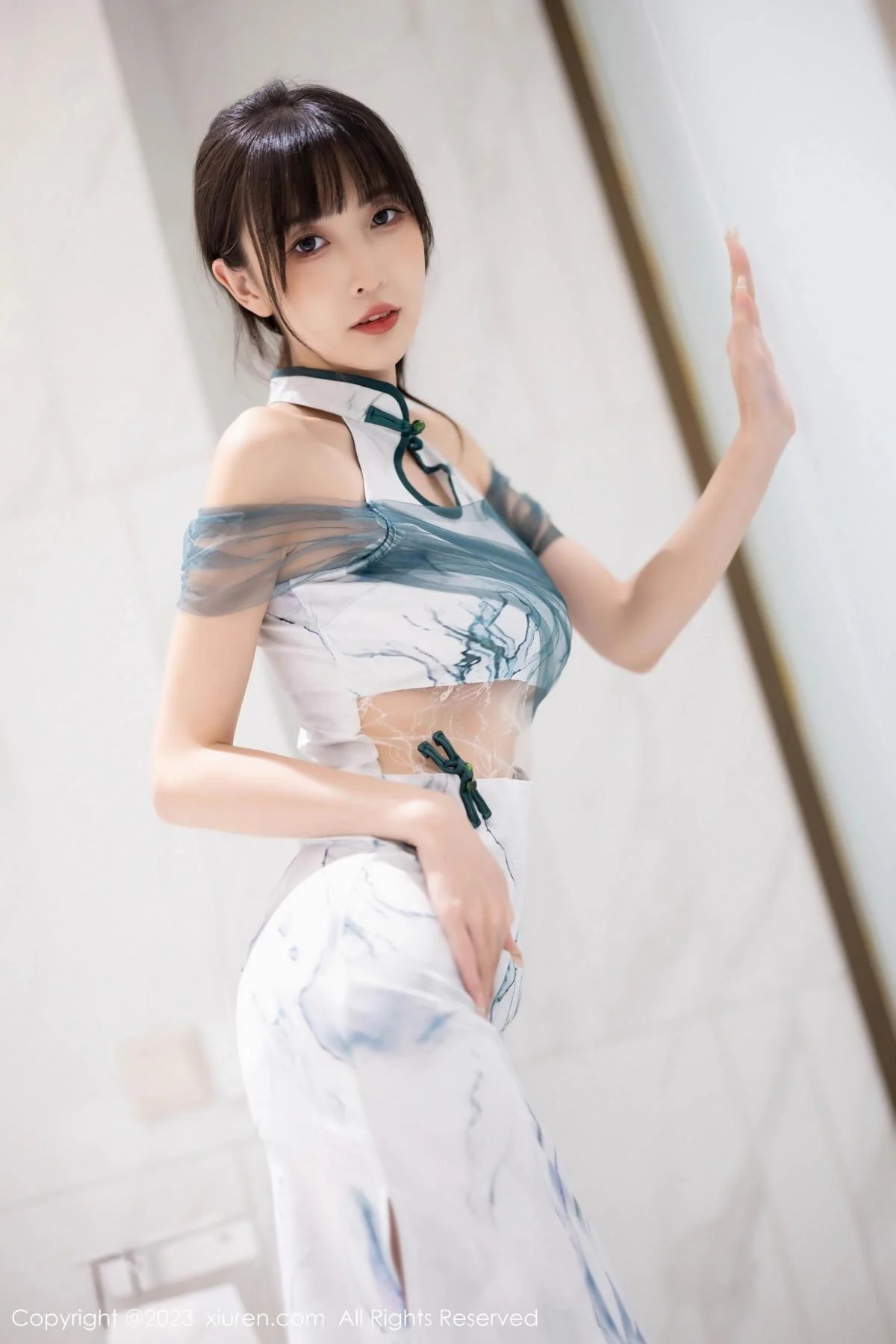 林星阑性感白色带图案旗袍露性感内衣秀曼妙身姿绝美写真 第 24 张