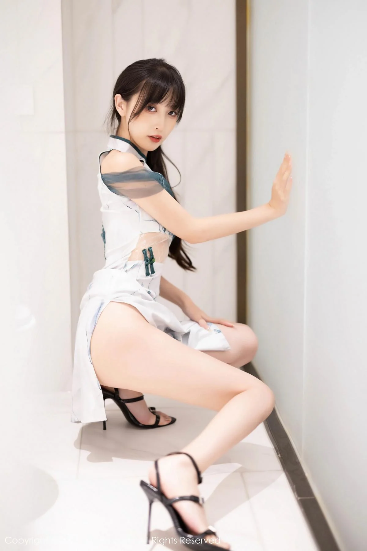 林星阑性感白色带图案旗袍露性感内衣秀曼妙身姿绝美写真 第 28 张