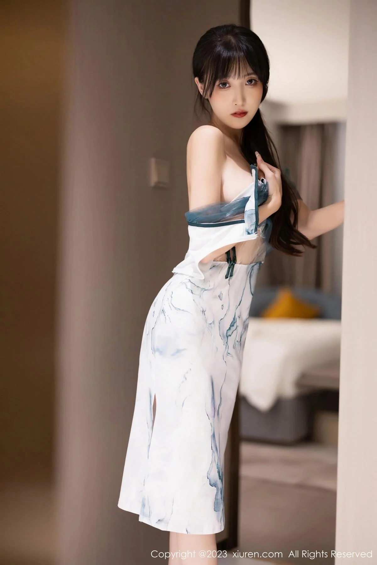 林星阑性感白色带图案旗袍露性感内衣秀曼妙身姿绝美写真 第 32 张