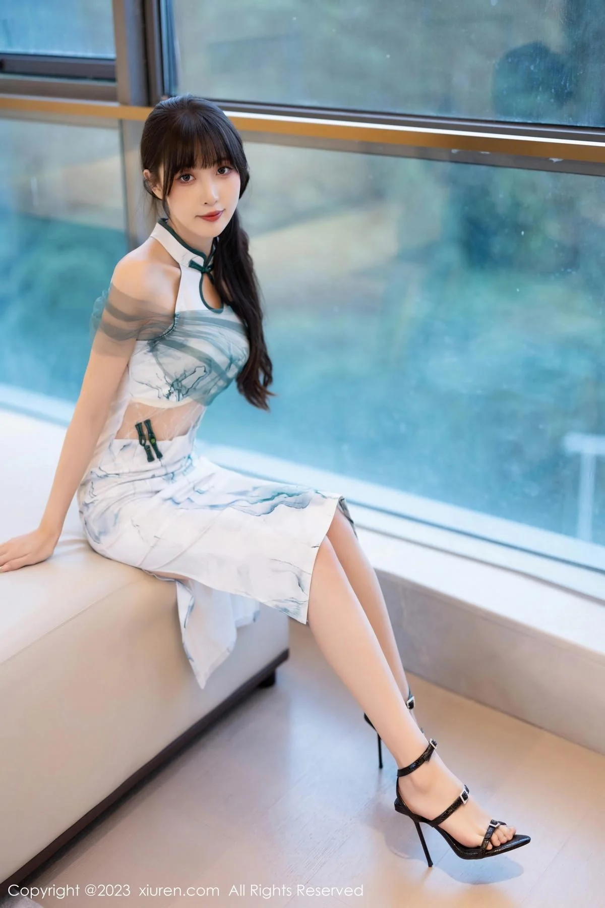 林星阑性感白色带图案旗袍露性感内衣秀曼妙身姿绝美写真 第 8 张