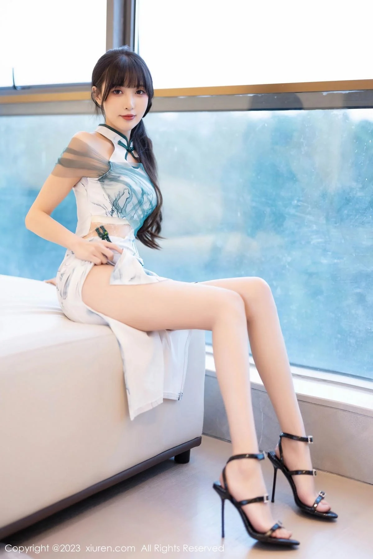 林星阑性感白色带图案旗袍露性感内衣秀曼妙身姿绝美写真 第 9 张