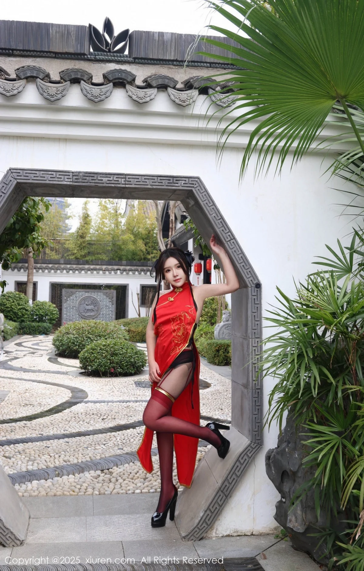 小薯条nienie性感红色旗袍配红丝吊袜秀曼妙身姿绝美写真 第 113 张