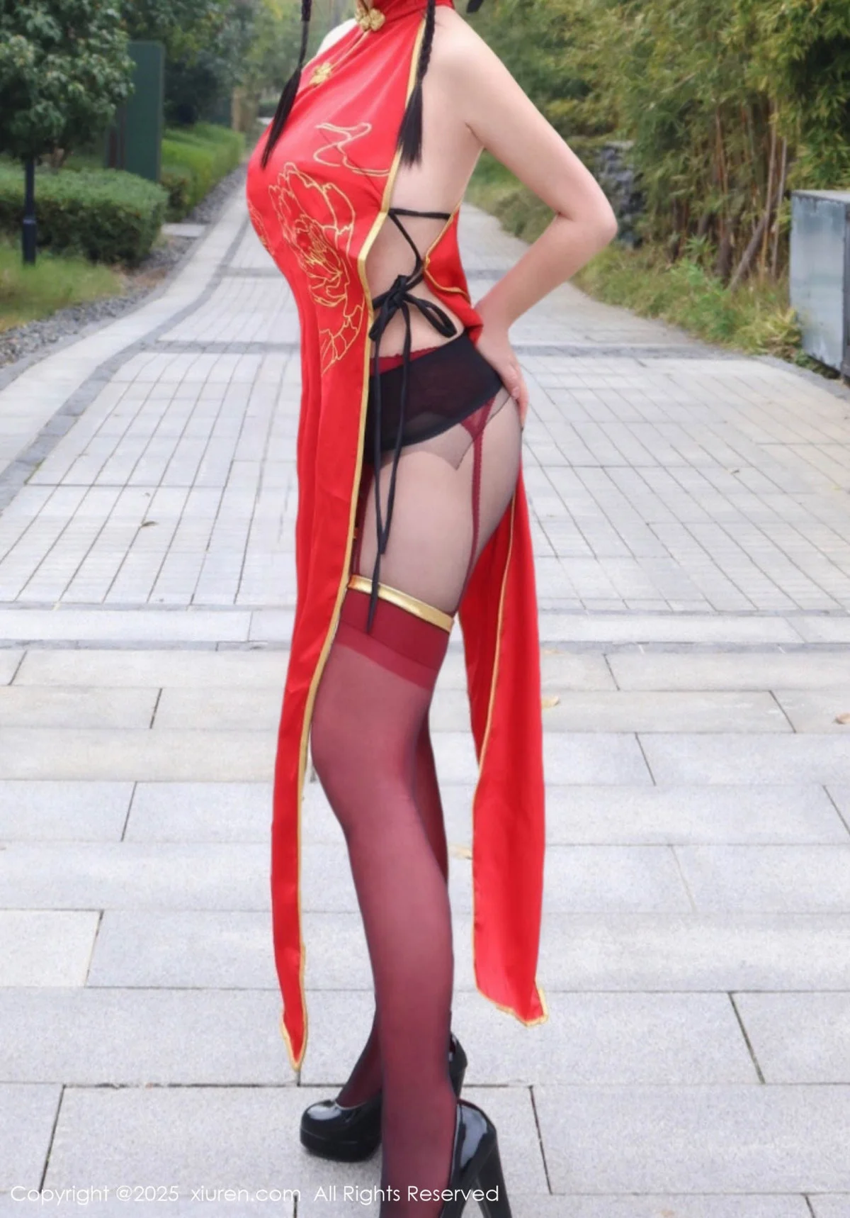 小薯条nienie性感红色旗袍配红丝吊袜秀曼妙身姿绝美写真 第 183 张
