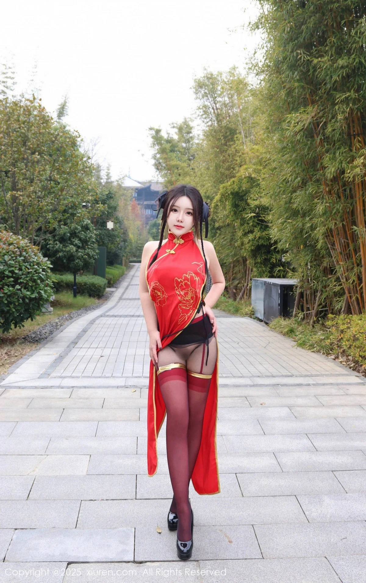 小薯条nienie性感红色旗袍配红丝吊袜秀曼妙身姿绝美写真 第 3 张