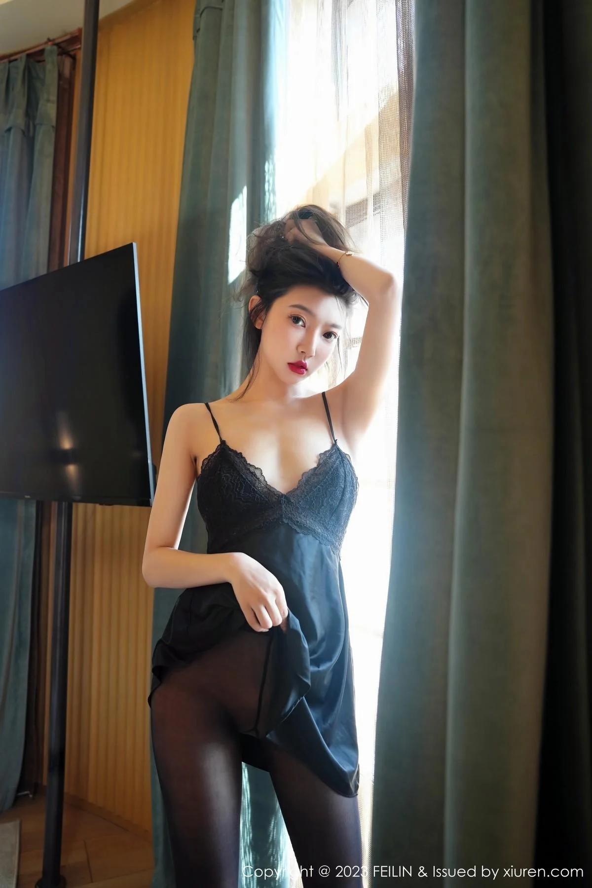冯木木LRIS黑色情趣吊带裙配超薄黑丝秀惹火身材绝美写真 第 36 张