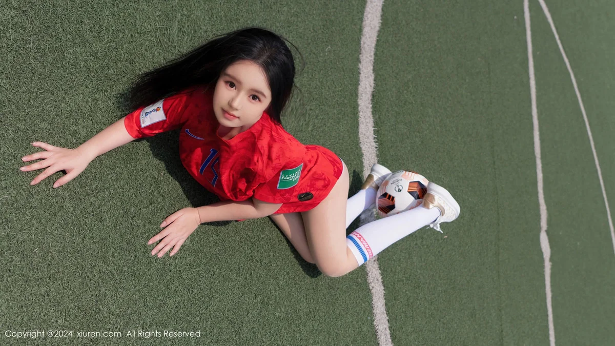 小薯条nienie足球场景性感红色足球服饰秀曼妙身姿绝美写真 第 37 张