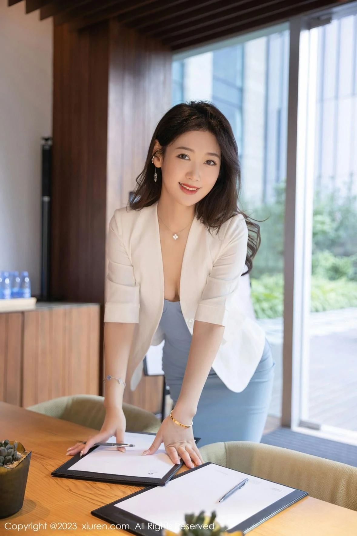 唐安琪性感OL职业装配超薄肉丝秀曼妙身姿迷人绝美写真 第 2 张