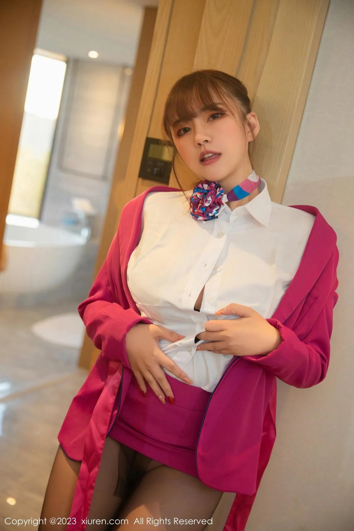 张思允Nice脱玫红空姐制服露蕾丝内衣配无内黑丝绝美写真 第 10 张