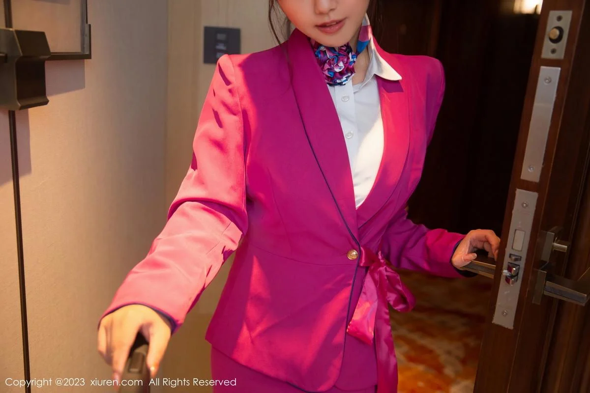 张思允Nice脱玫红空姐制服露蕾丝内衣配无内黑丝绝美写真 第 2 张