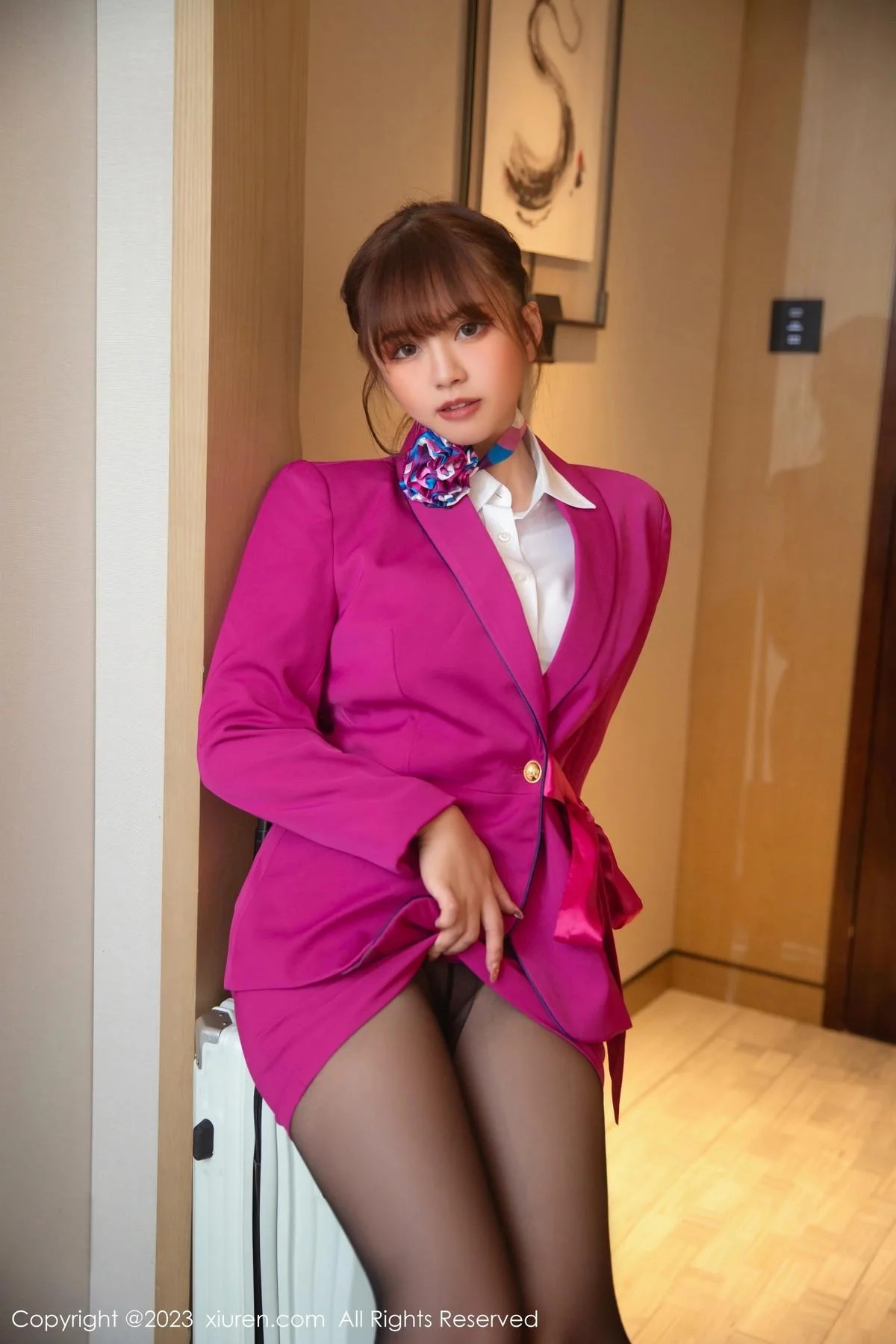 张思允Nice脱玫红空姐制服露蕾丝内衣配无内黑丝绝美写真 第 3 张