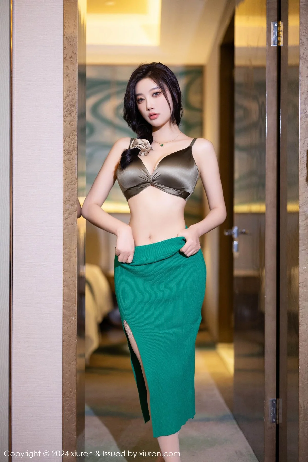 杨晨晨Yome性感长裙露灰褐色内衣秀丰腴身姿完美绝美写真 第 37 张