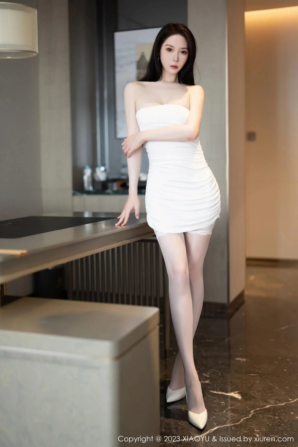 梦心玥白色露肩连衣裙配白丝吊袜秀高挑曼妙身姿绝美写真 第 3 张