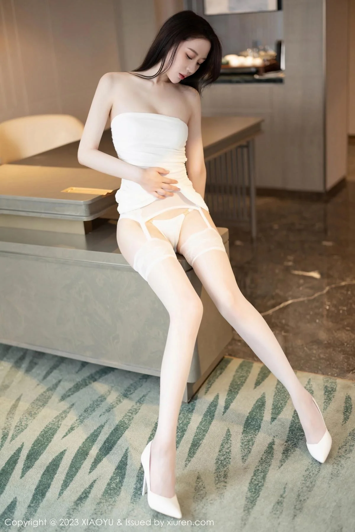 梦心玥白色露肩连衣裙配白丝吊袜秀高挑曼妙身姿绝美写真 第 33 张