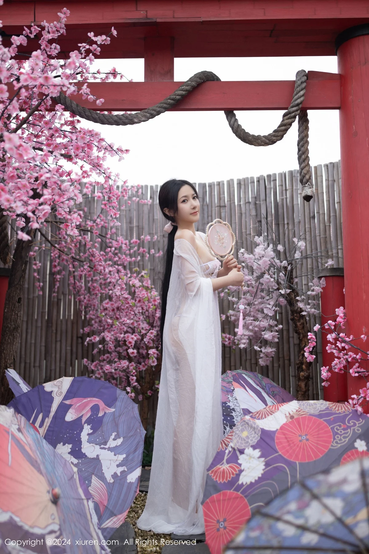 鱼子酱Fish性感白色轻透连衣裙露白色情趣内衣迷人绝美写真 第 1 张