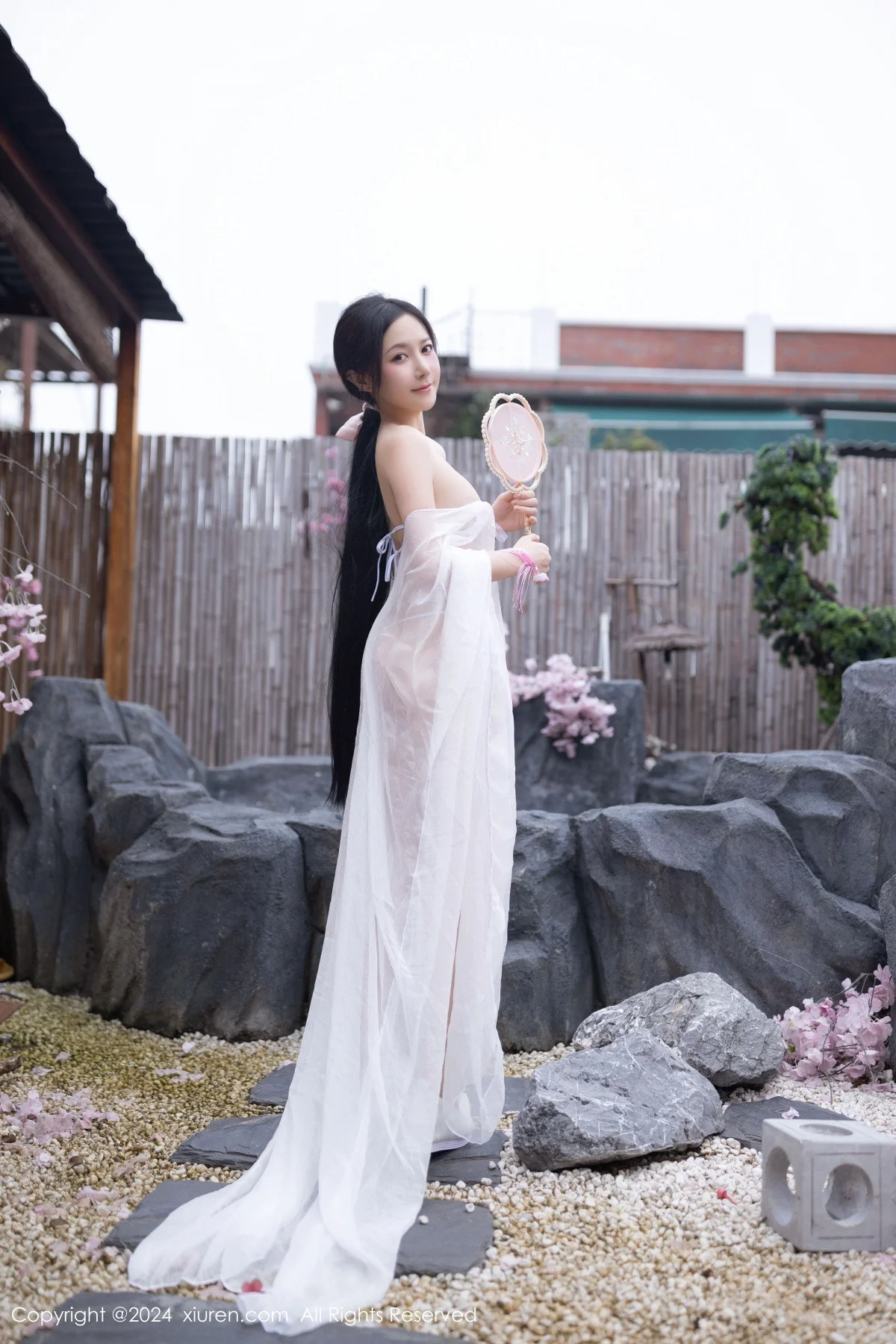 鱼子酱Fish性感白色轻透连衣裙露白色情趣内衣迷人绝美写真 第 25 张