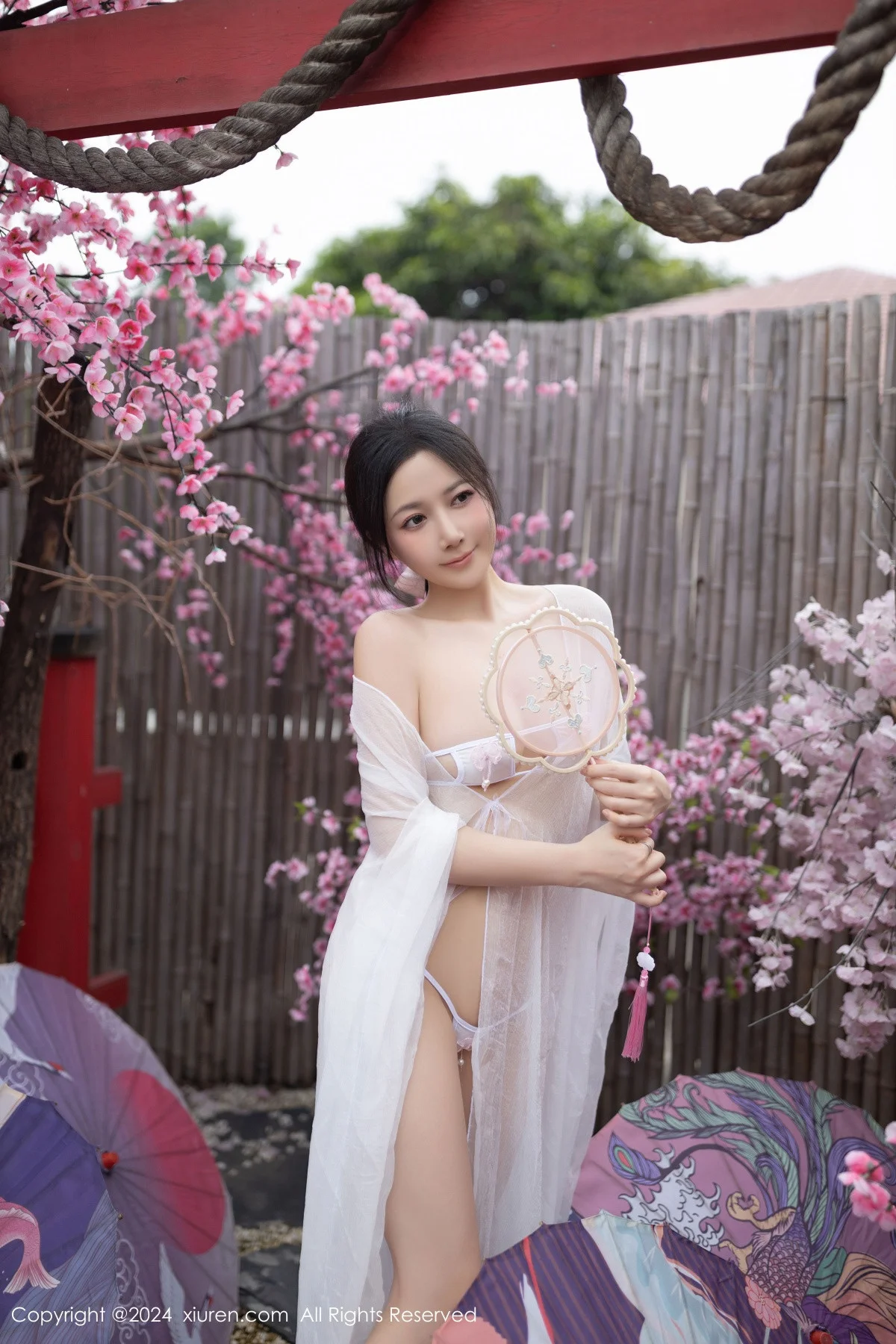 鱼子酱Fish性感白色轻透连衣裙露白色情趣内衣迷人绝美写真 第 4 张