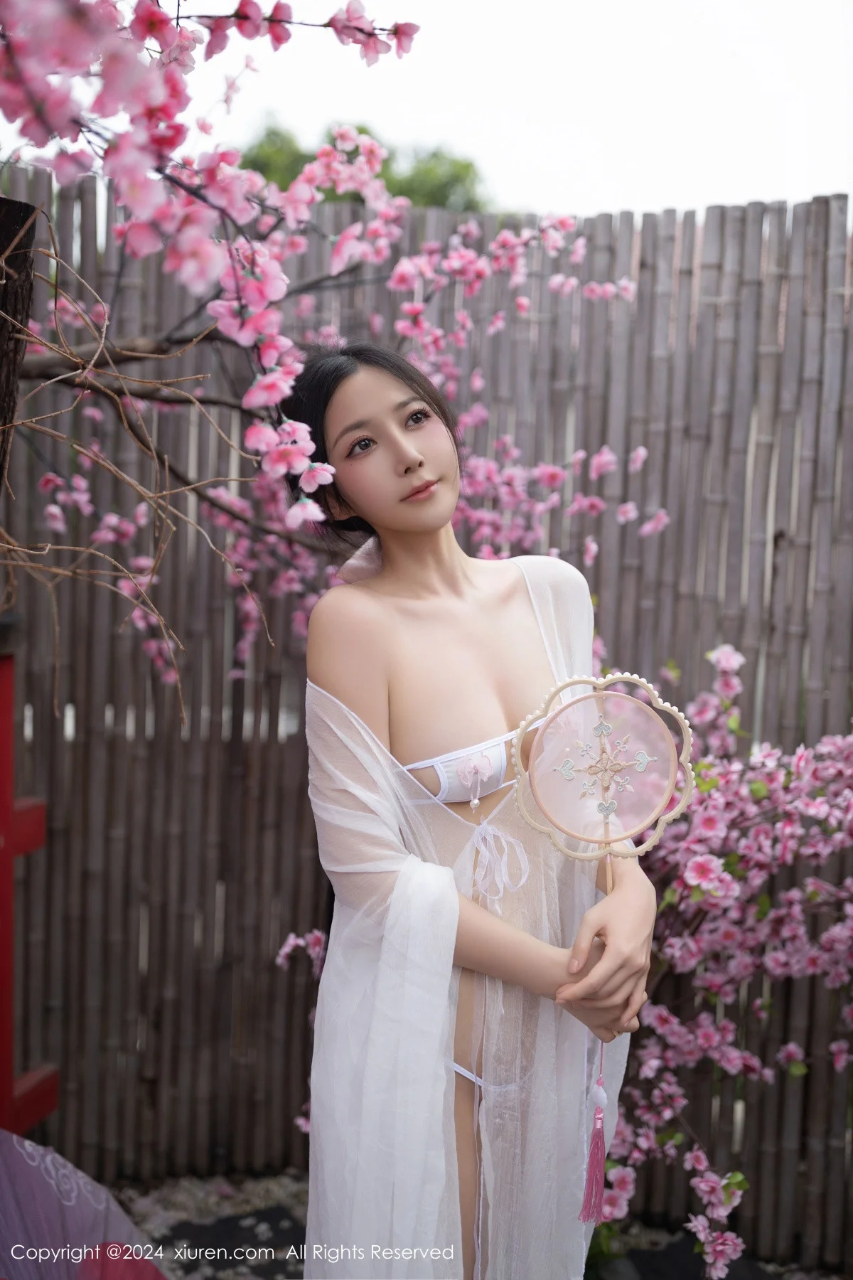 鱼子酱Fish性感白色轻透连衣裙露白色情趣内衣迷人绝美写真 第 6 张