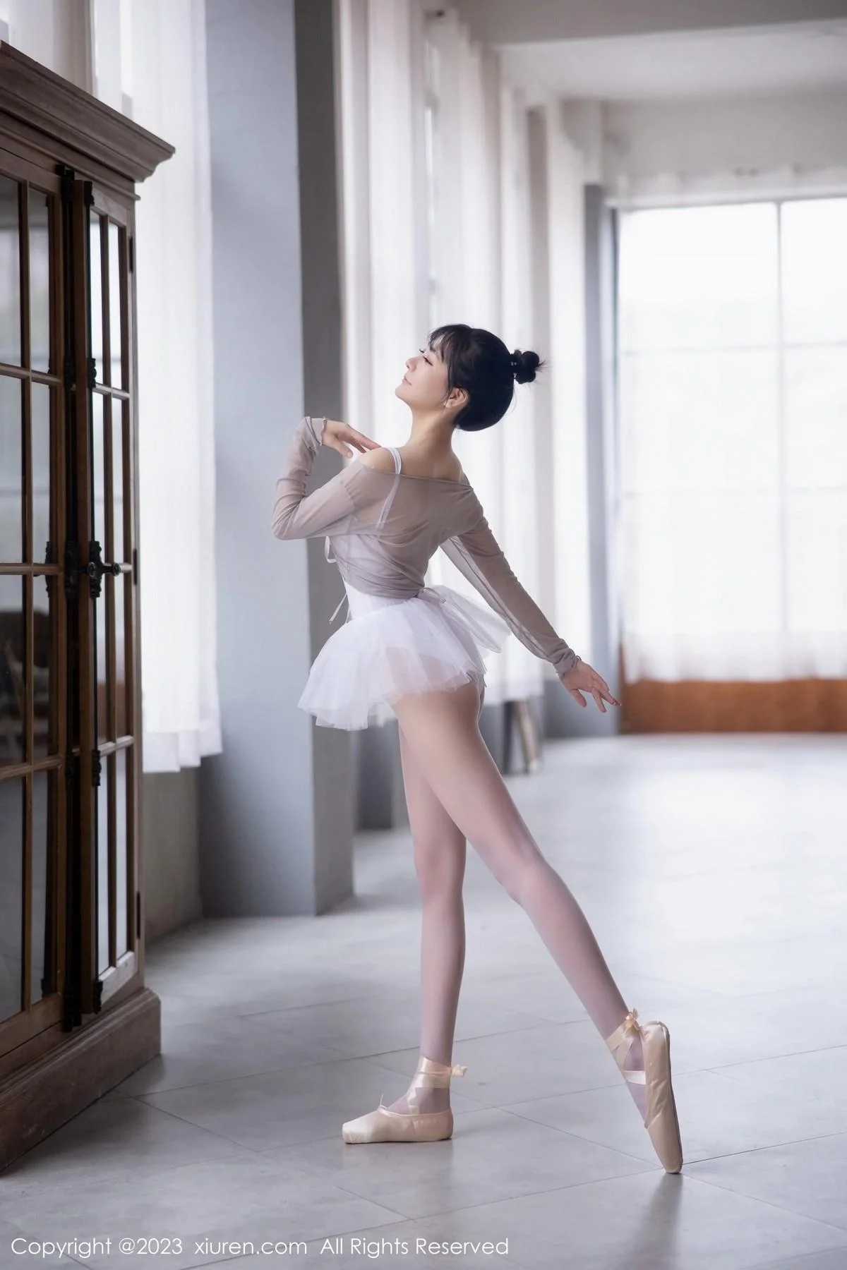 谢小蒽性感淡灰色芭蕾舞裙配白色丝袜秀曼妙身姿绝美写真 第 13 张