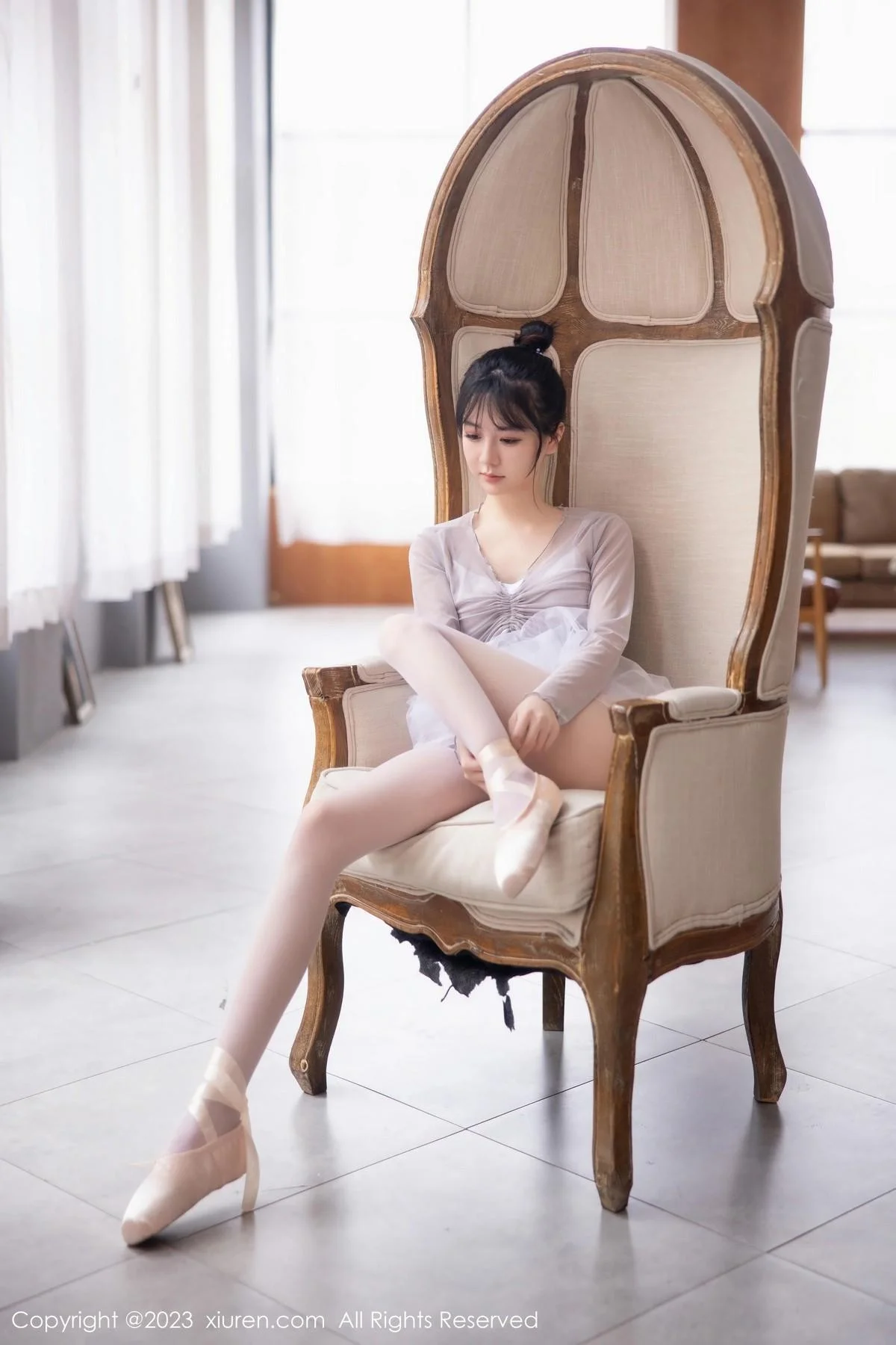 谢小蒽性感淡灰色芭蕾舞裙配白色丝袜秀曼妙身姿绝美写真 第 21 张