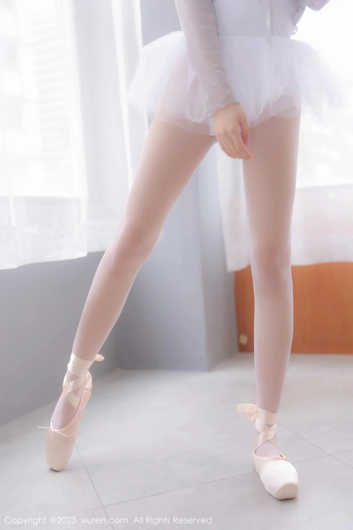 谢小蒽性感淡灰色芭蕾舞裙配白色丝袜秀曼妙身姿绝美写真 第 25 张