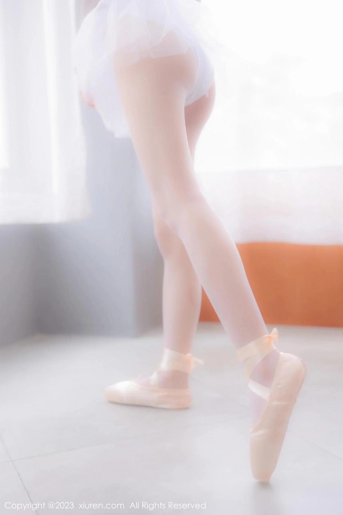 谢小蒽性感淡灰色芭蕾舞裙配白色丝袜秀曼妙身姿绝美写真 第 26 张