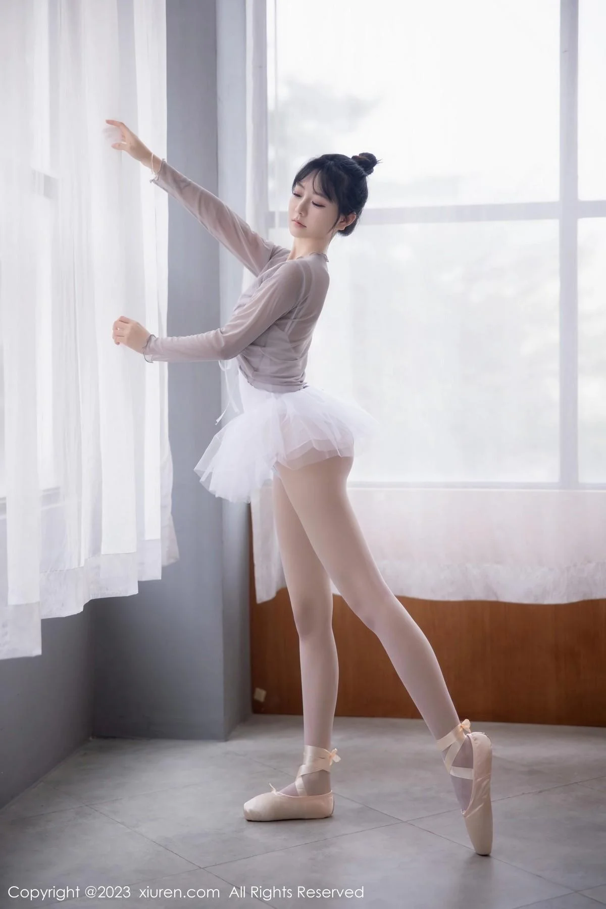 谢小蒽性感淡灰色芭蕾舞裙配白色丝袜秀曼妙身姿绝美写真 第 27 张