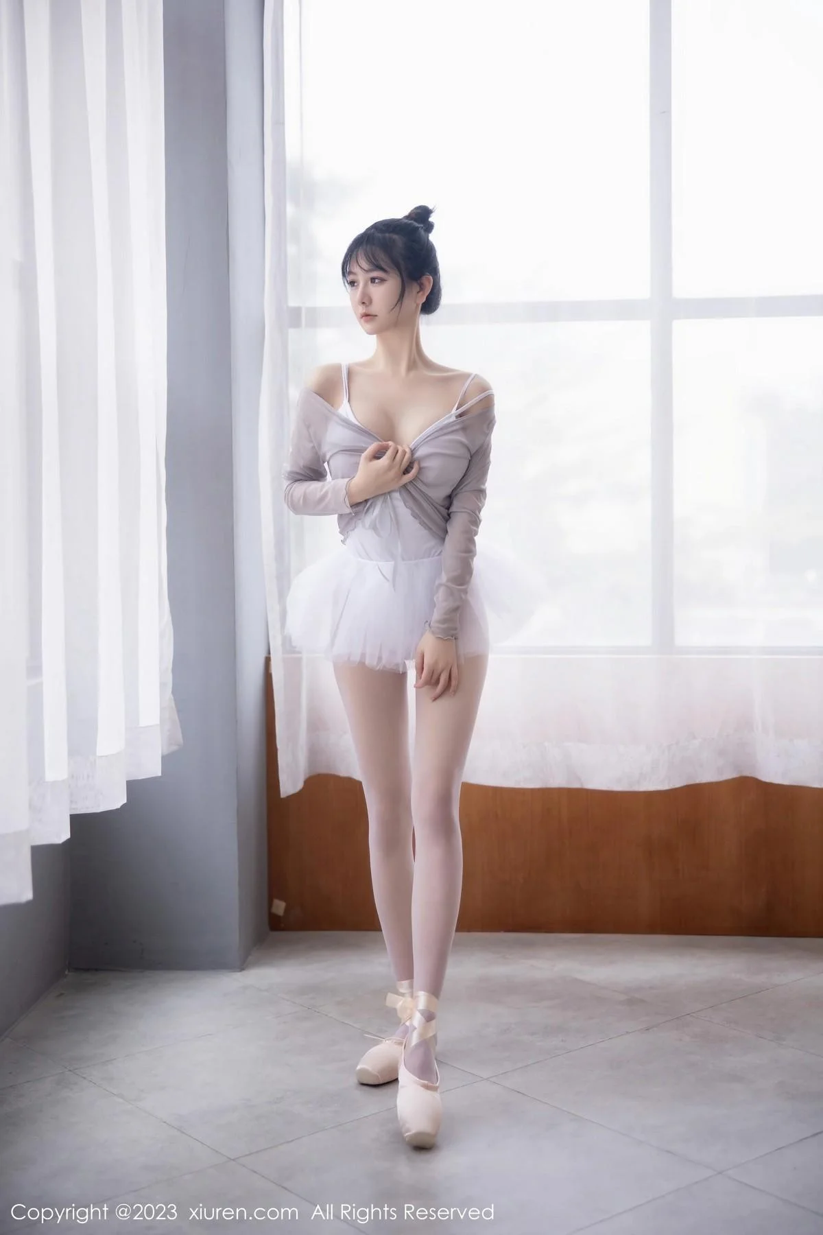 谢小蒽性感淡灰色芭蕾舞裙配白色丝袜秀曼妙身姿绝美写真 第 28 张
