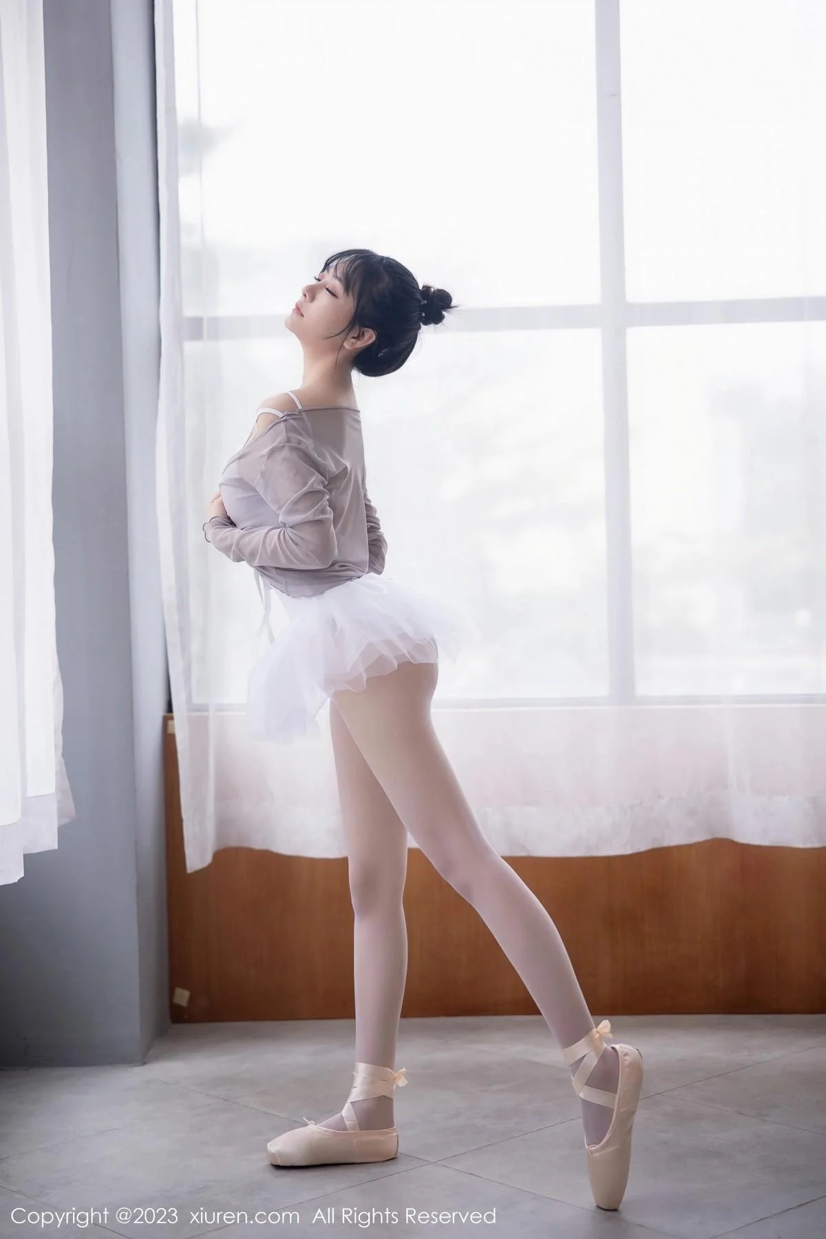 谢小蒽性感淡灰色芭蕾舞裙配白色丝袜秀曼妙身姿绝美写真 第 29 张